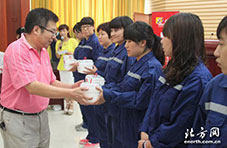 五洲醫(yī)院院長(zhǎng)李三群為環(huán)衛(wèi)工人代表贈(zèng)送藥箱